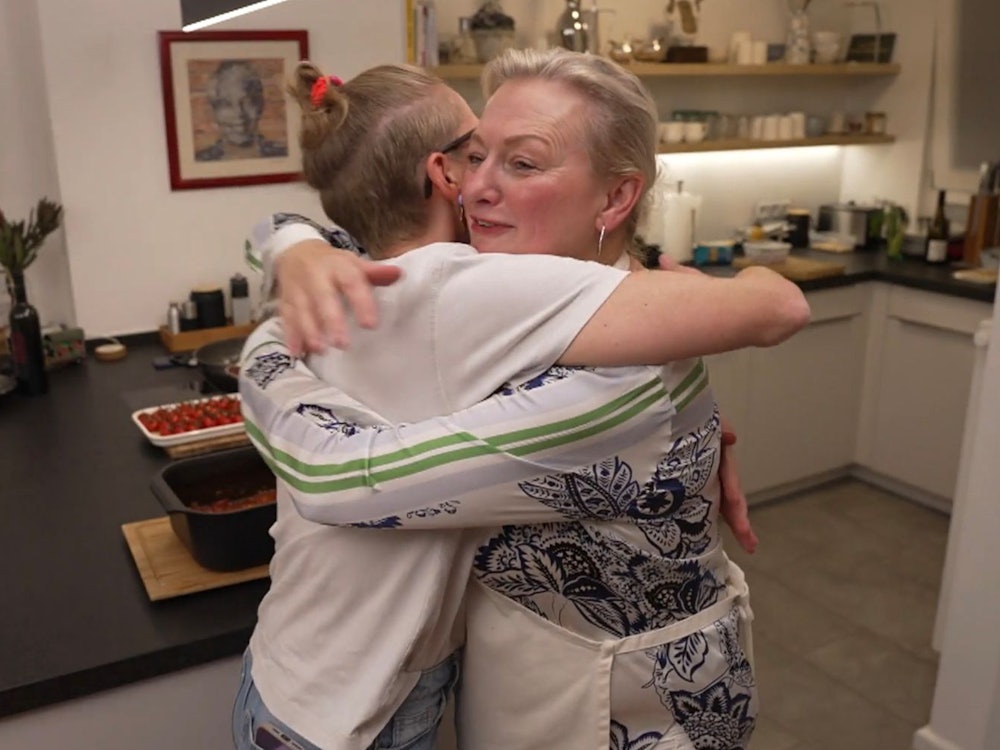 Der Herd streikt - da bekommt Annika eine Umarmung von Elli. (Bild: RTL)