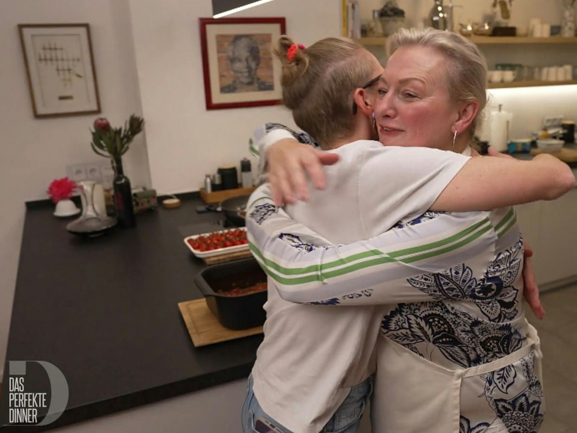 Der Herd streikt - da bekommt Annika eine Umarmung von Elli. (Bild: RTL)