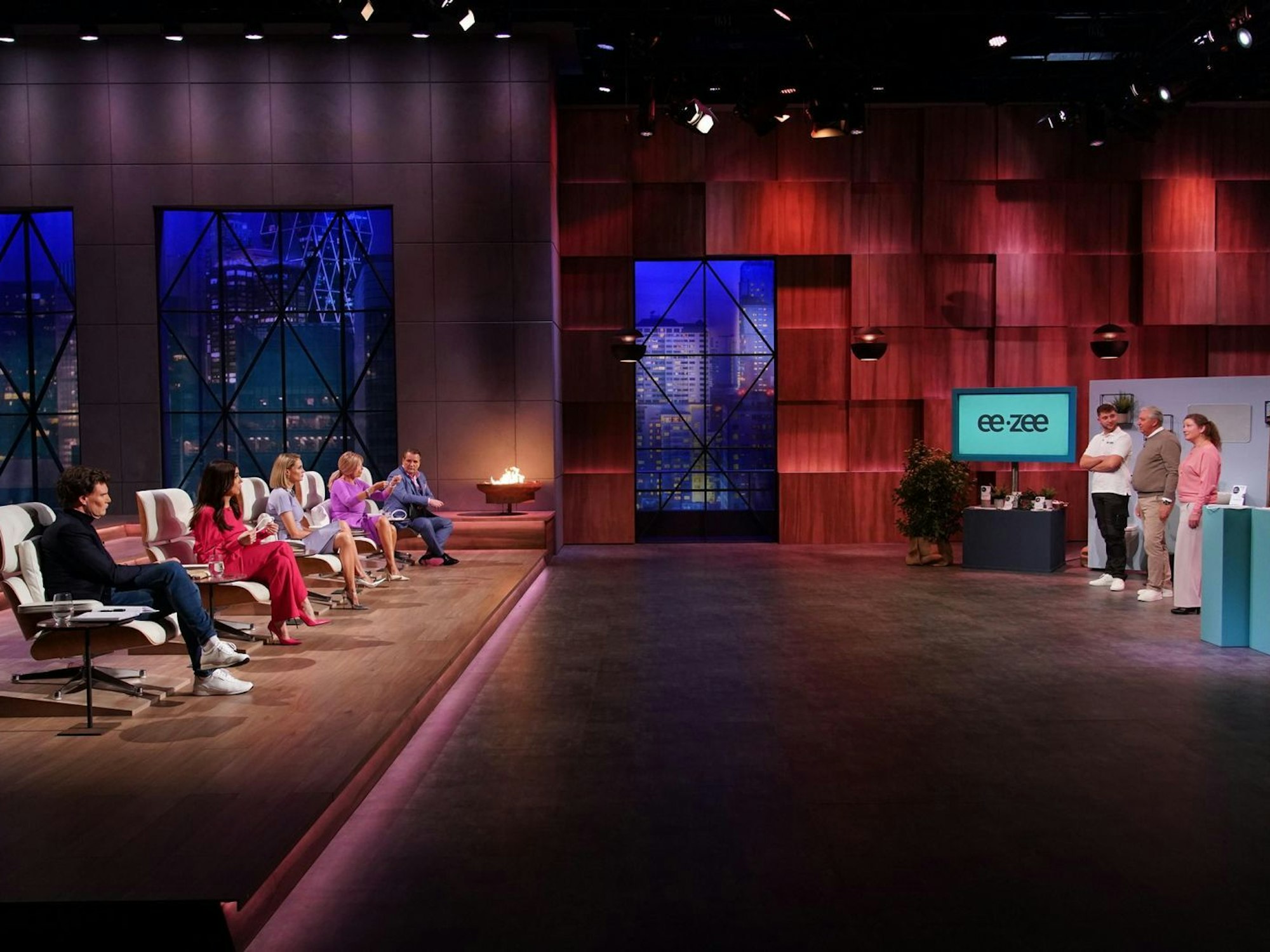 So viel Begeisterung gibt's nur selten: Das „eezee“-Trio erhält enormen Zuspruch von der Investorenseite - fünf Einzelangebote und ein Kombi-Paket! (Bild: RTL / Bernd-Michael Maurer)