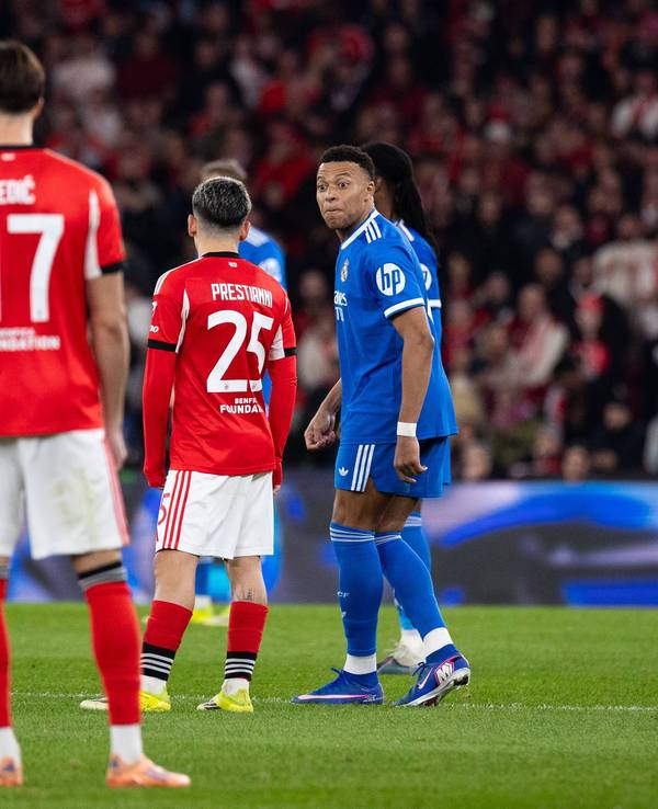 Kylian Mbappe guckt Gianluca Prestianni entgeistert an.