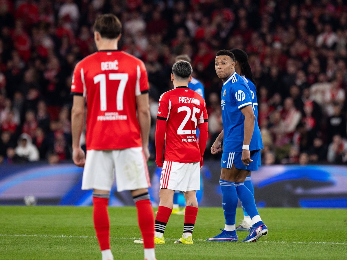 Kylian Mbappe guckt Gianluca Prestianni entgeistert an.