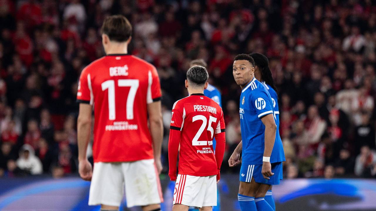 Kylian Mbappe guckt Gianluca Prestianni entgeistert an.