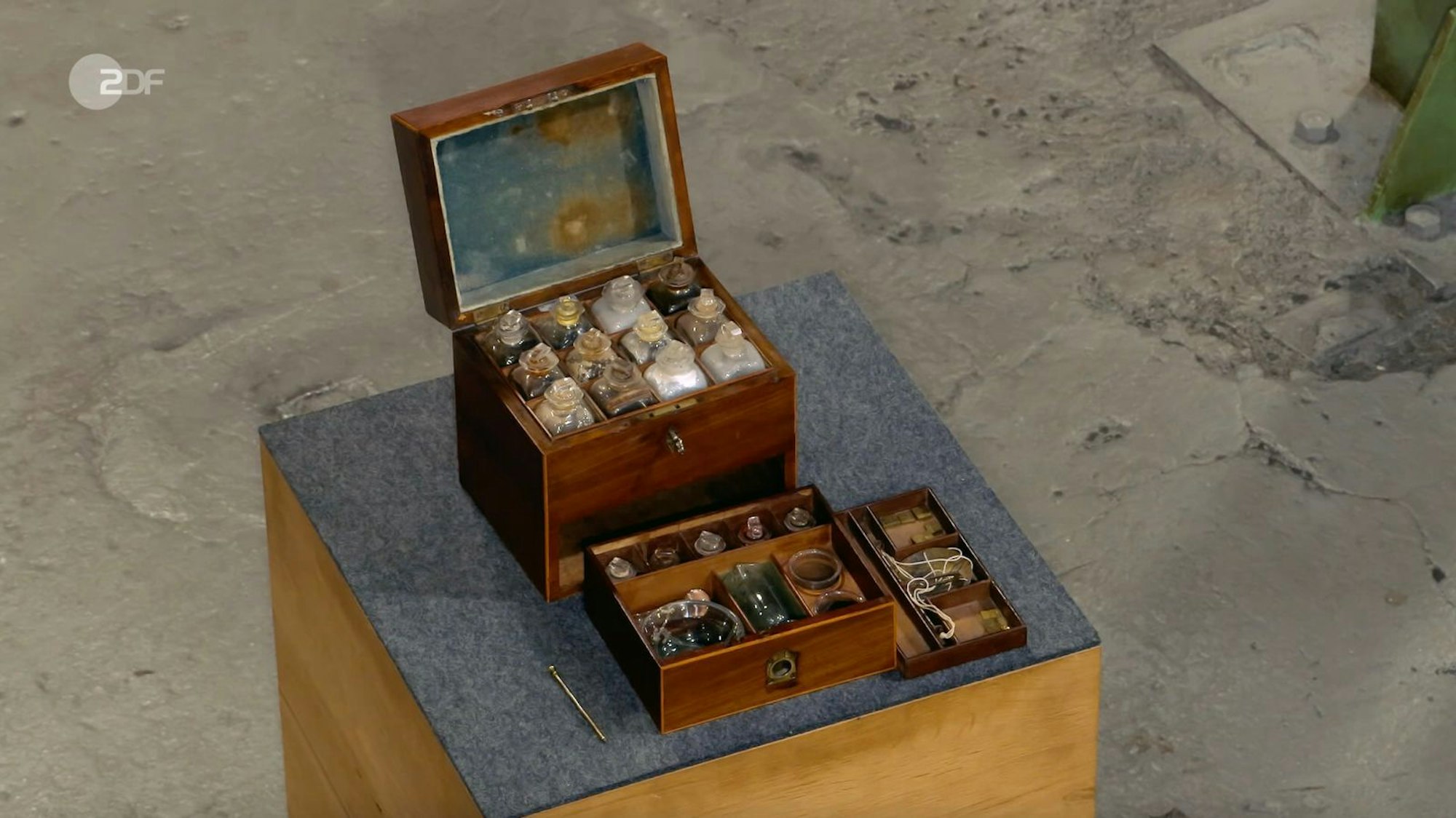 Eine alte Reiseapotheke aus Mahagoni- und Eichenholz datierte Colmar Schulte-Goltz um 1900. (Bild: ZDF)