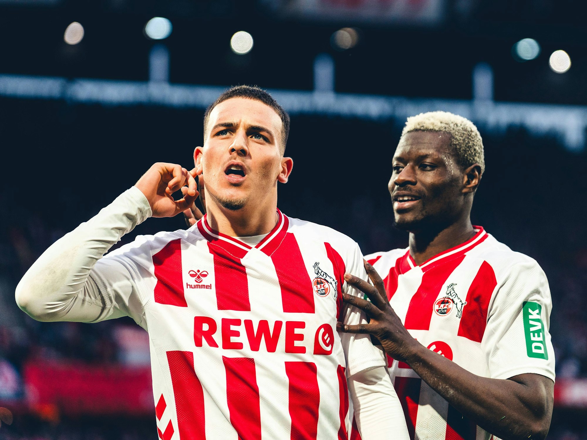 Said El Mala und Ragnar Ache jubeln über ein Tor.