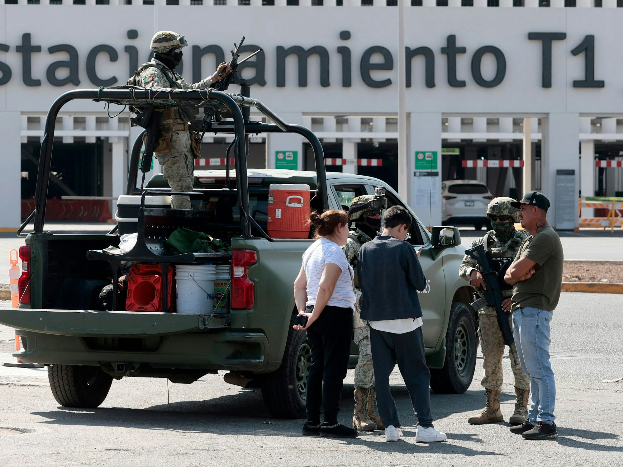 Angehörige der mexikanischen Armee stehen am 22. Februar 2026 auf dem Parkplatz des internationalen Flughafens von Guadalajara Wache.