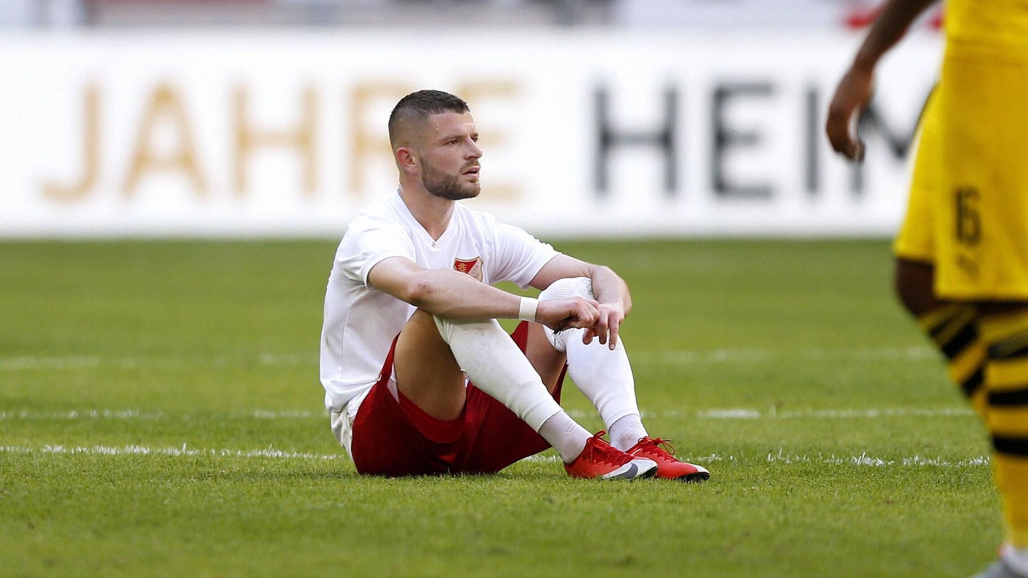 Valon Berisha sitzt nach einem Spiel von Fortuna Düsseldorf am Boden.