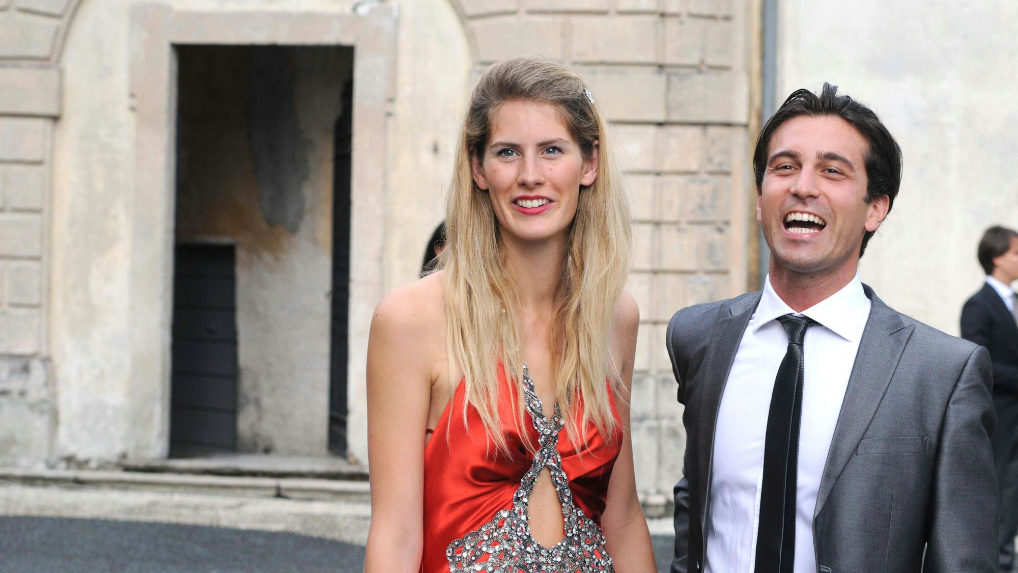 Das Bild zeigt Poppy Cotterell mit Carlo Mazzoni bei der Hochzeit von Matilde Borromeo und Antonius von Fürstenberg auf Isola Bella in Italien am 11. Juni 2011.