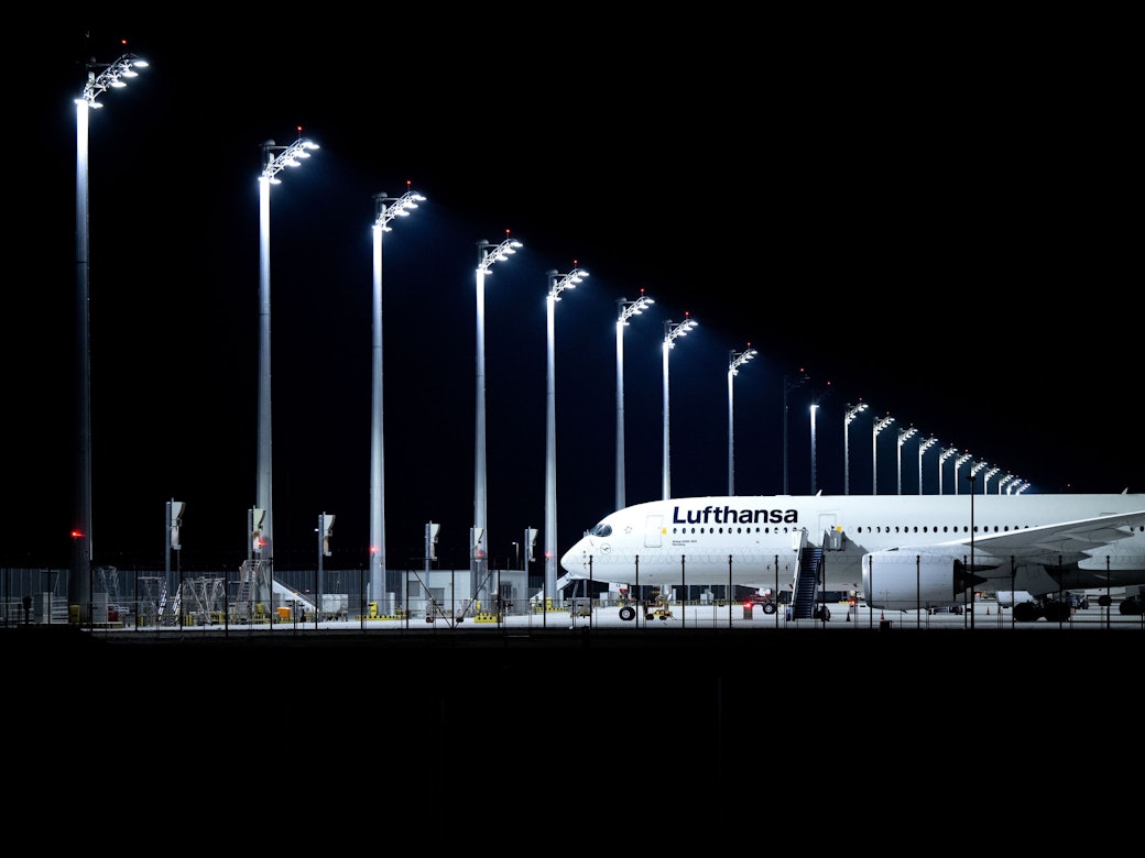Ein Flugzeug der Lufthansa steht am Flughafen München (Archivbild).