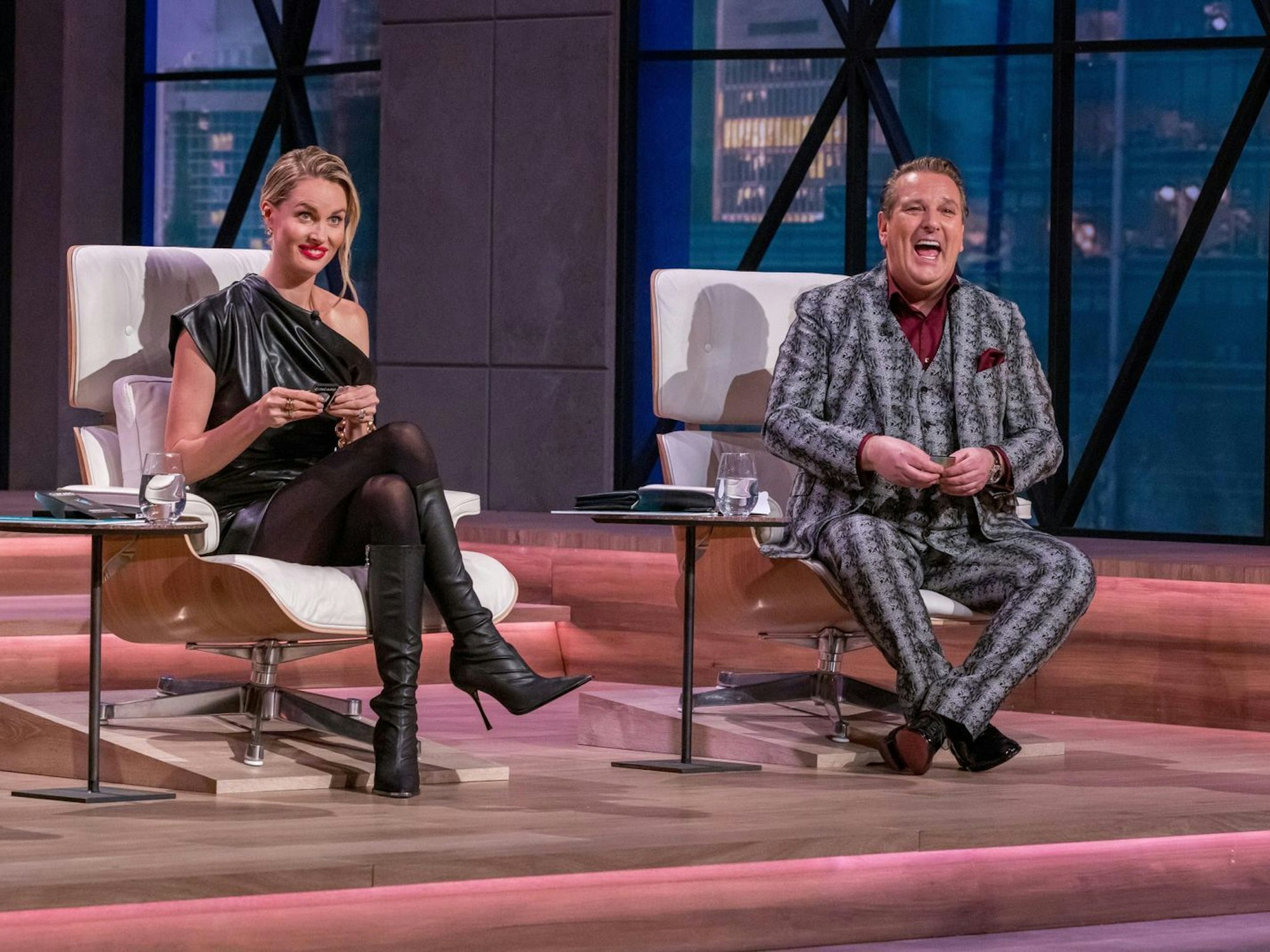 Da kann Ralf Dümmel nur lachen: Vom Traum von Gründer Patrick, mit seinen Kondom-Schutzhüllen in Drogeriemärkten zu landen, hält er wenig. (Bild: RTL / Bernd-Michael Maurer)