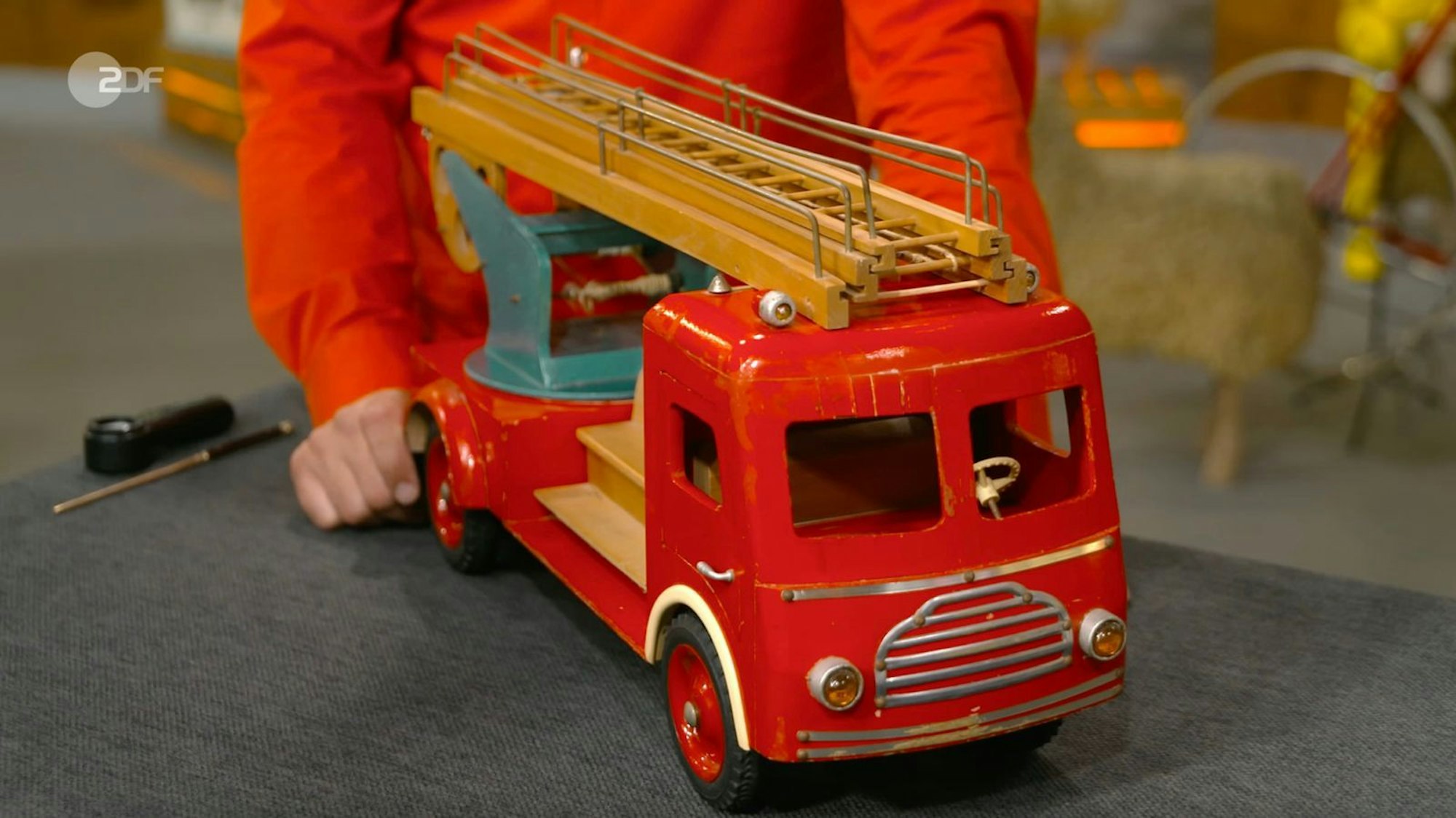 Laut Detlev Kümmel stammte ein Spielzeug-Feuerwehrwagen aus Buche von den deutschen HEDO-Werkstätten. (Bild: ZDF)