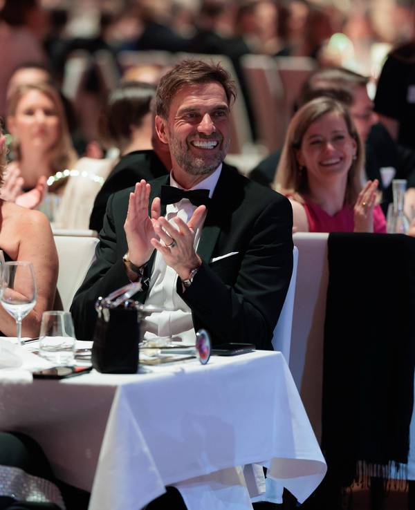 Franziska van Almsick (l.) und Jürgen Klopp sitzen beim 55. Ball des Sports zusammen in der Frankfurter Festhalle.