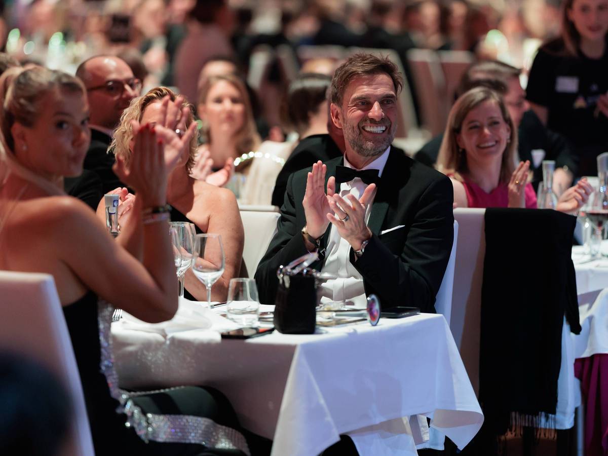 Franziska van Almsick (l.) und Jürgen Klopp sitzen beim 55. Ball des Sports zusammen in der Frankfurter Festhalle.