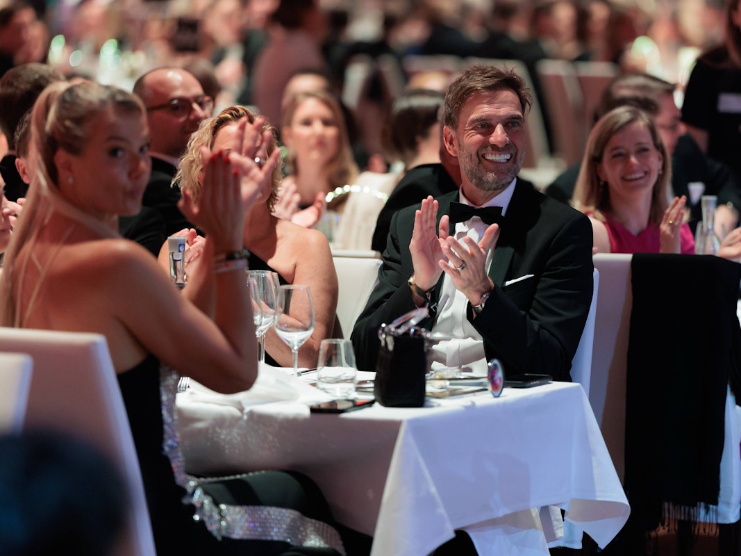 Franziska van Almsick (l.) und Jürgen Klopp sitzen beim 55. Ball des Sports zusammen in der Frankfurter Festhalle.