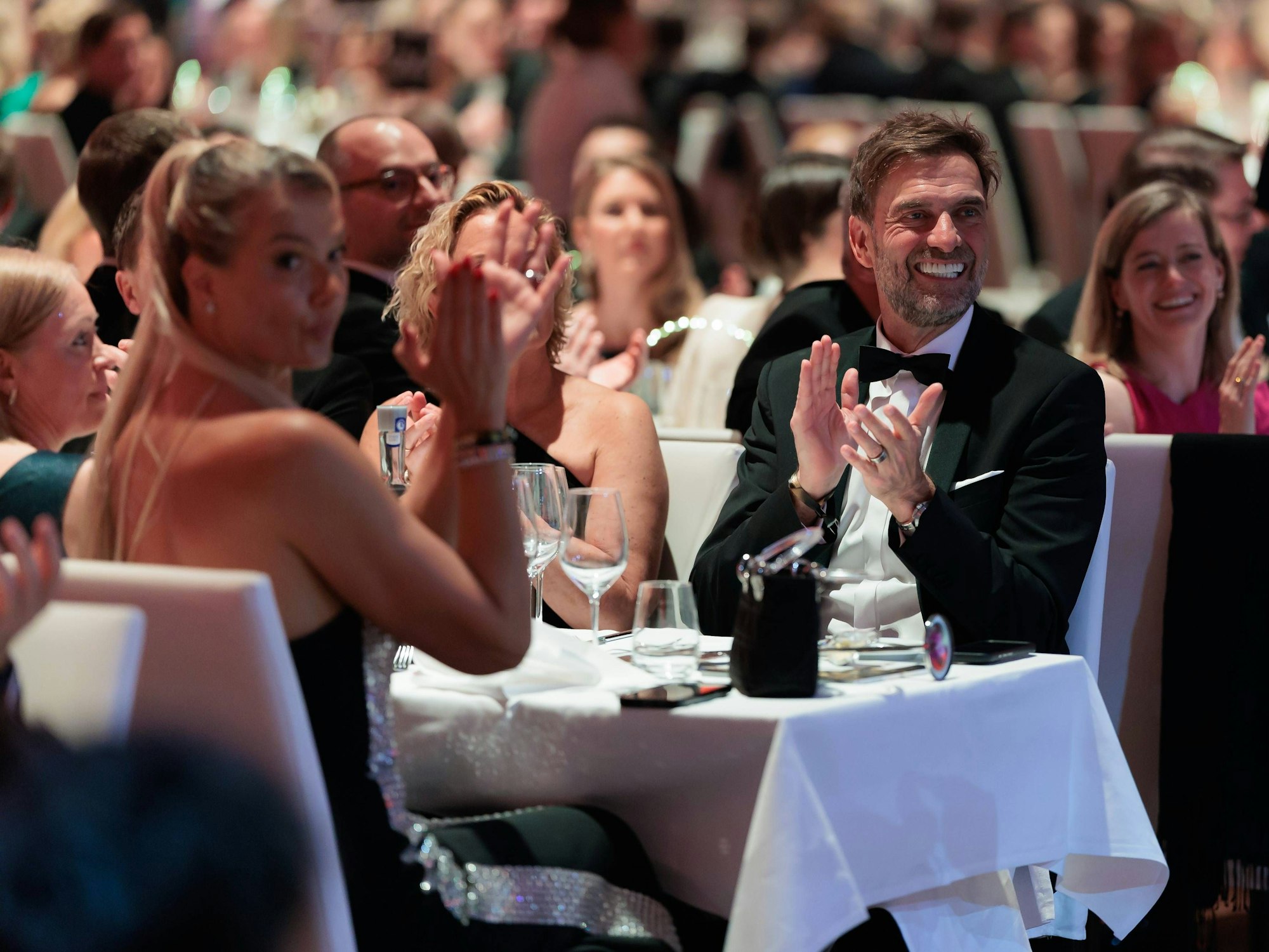 Franziska van Almsick (l.) und Jürgen Klopp sitzen beim 55. Ball des Sports zusammen in der Frankfurter Festhalle.