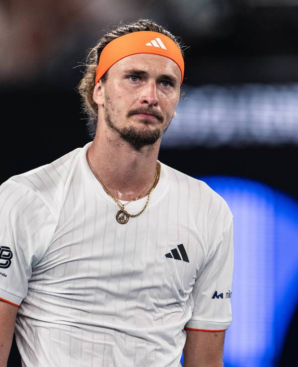 Alexander Zverev guckt bei einem Match enttäuscht.