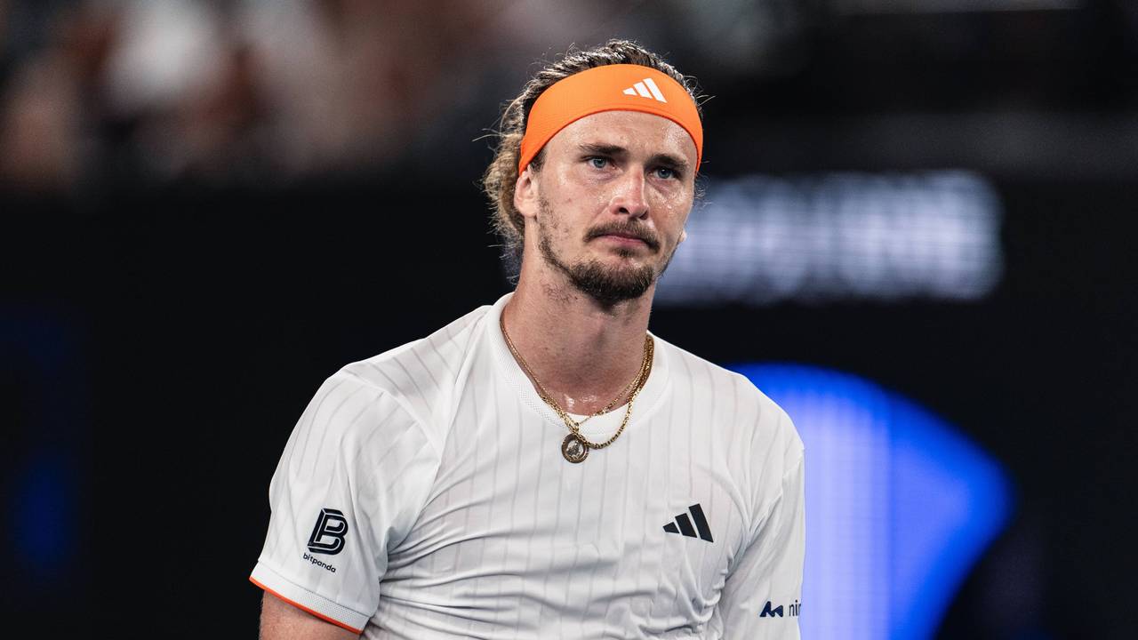 Alexander Zverev guckt bei einem Match enttäuscht.