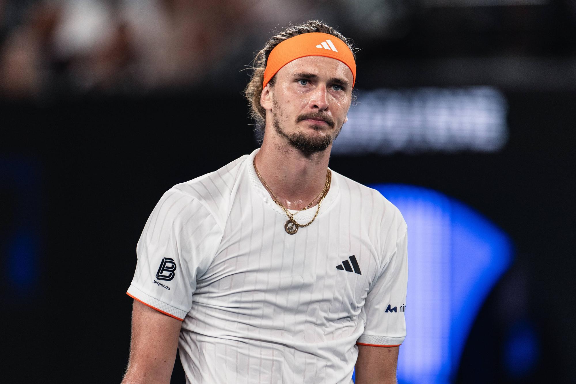 Alexander Zverev guckt bei einem Match enttäuscht.
