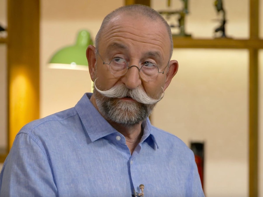 Horst Lichter wunderte sich in der Montagsausgabe der ZDF-Trödelshow: „Wie kommt man nur an sowas?“ (Bild: ZDF)