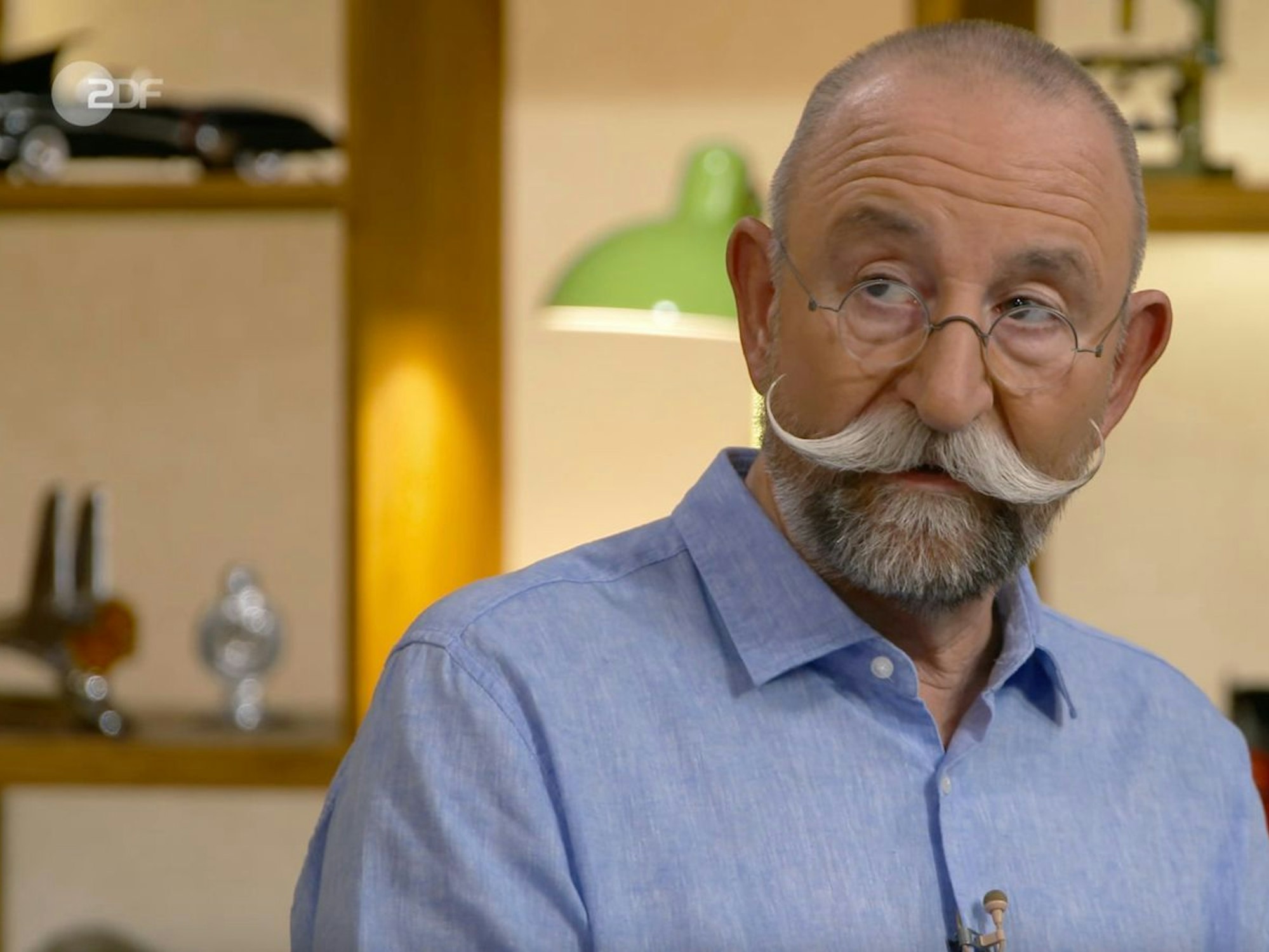 Horst Lichter wunderte sich in der Montagsausgabe der ZDF-Trödelshow: „Wie kommt man nur an sowas?“ (Bild: ZDF)