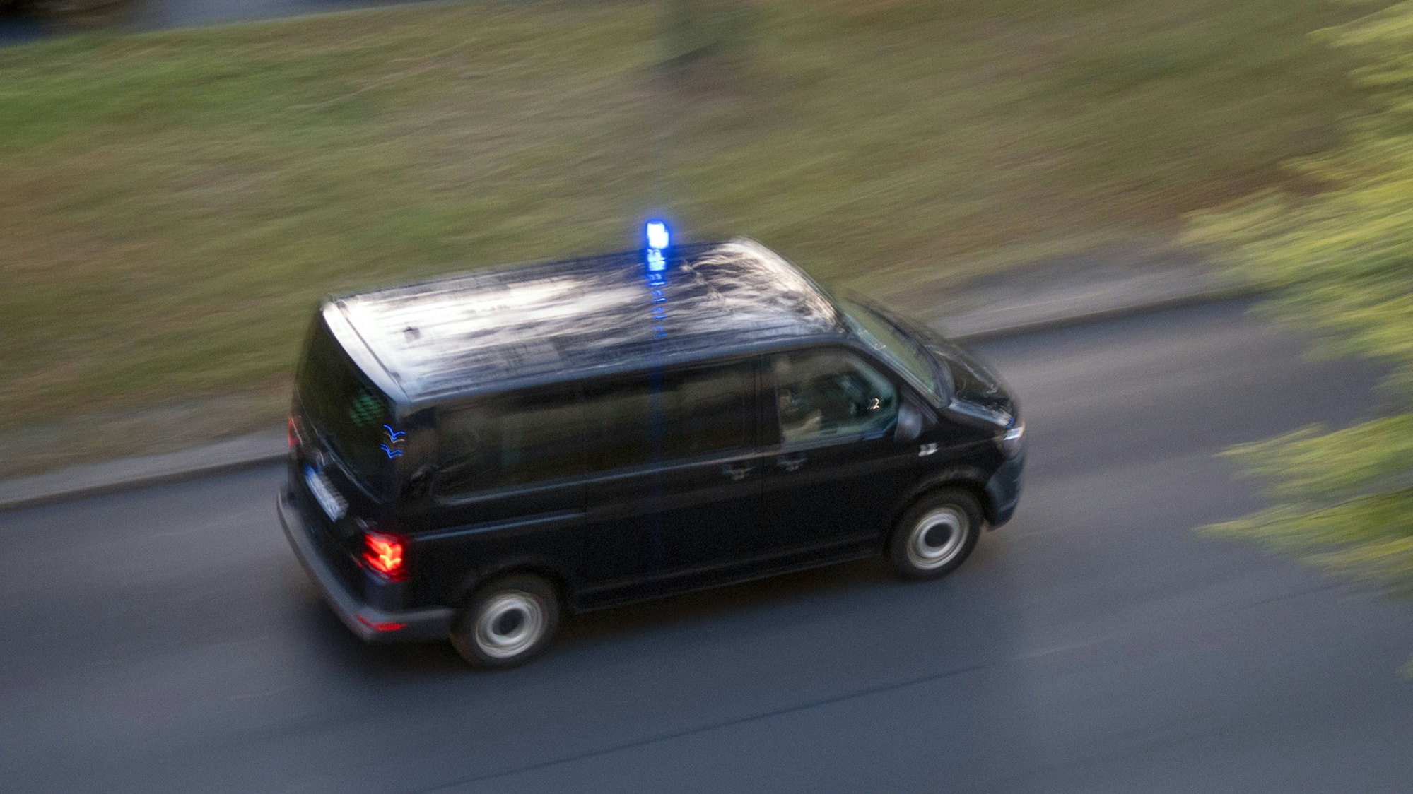 Einsatzfahrzeug mit Blaulicht unterwegs