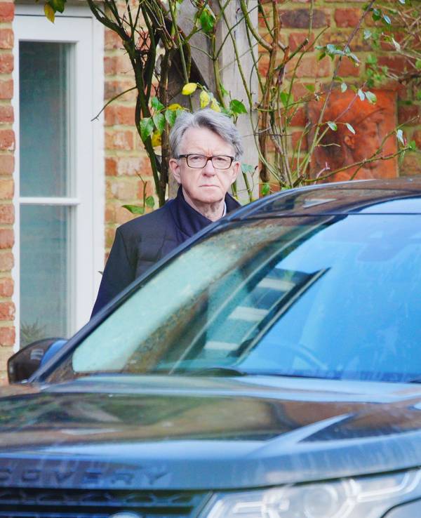 Lord Peter Mandelson verlässt sein Haus. Im Zusammenhang mit der Epstein-Affäre wird gegen den früheren Minister wegen des Verdachts der Weitergabe von sensible Informationen an den US-Finanzier ermittelt.