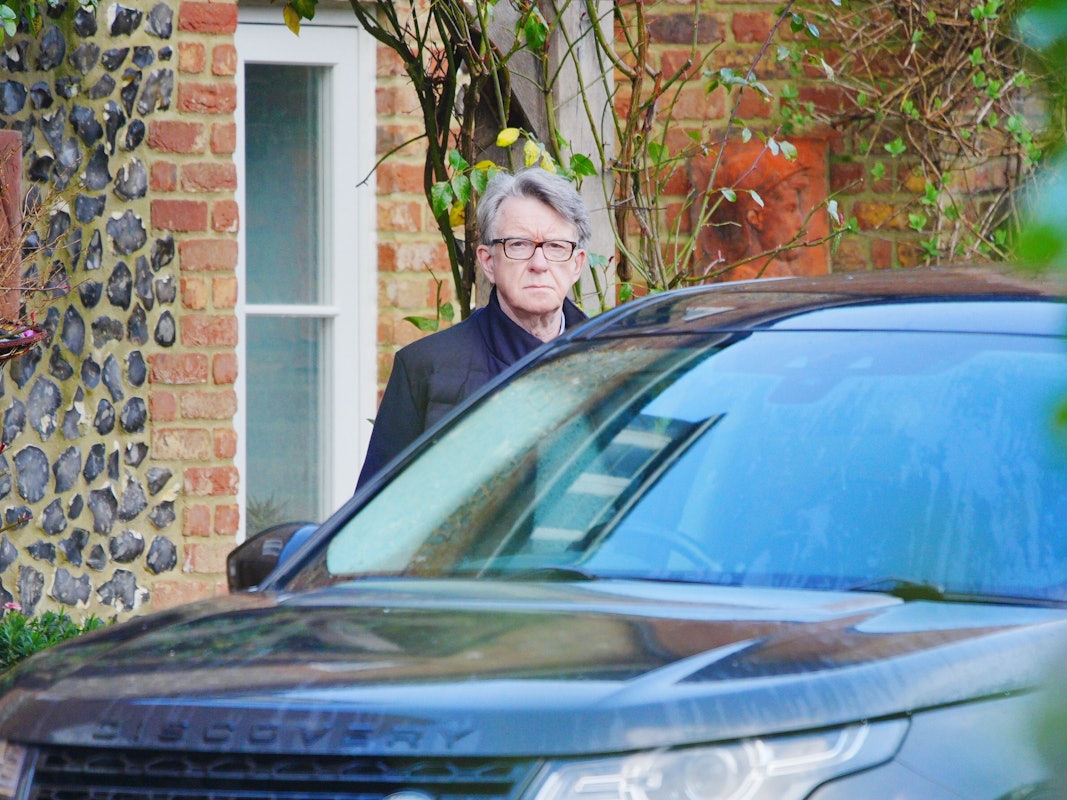 Lord Peter Mandelson verlässt sein Haus. Im Zusammenhang mit der Epstein-Affäre wird gegen den früheren Minister wegen des Verdachts der Weitergabe von sensible Informationen an den US-Finanzier ermittelt.