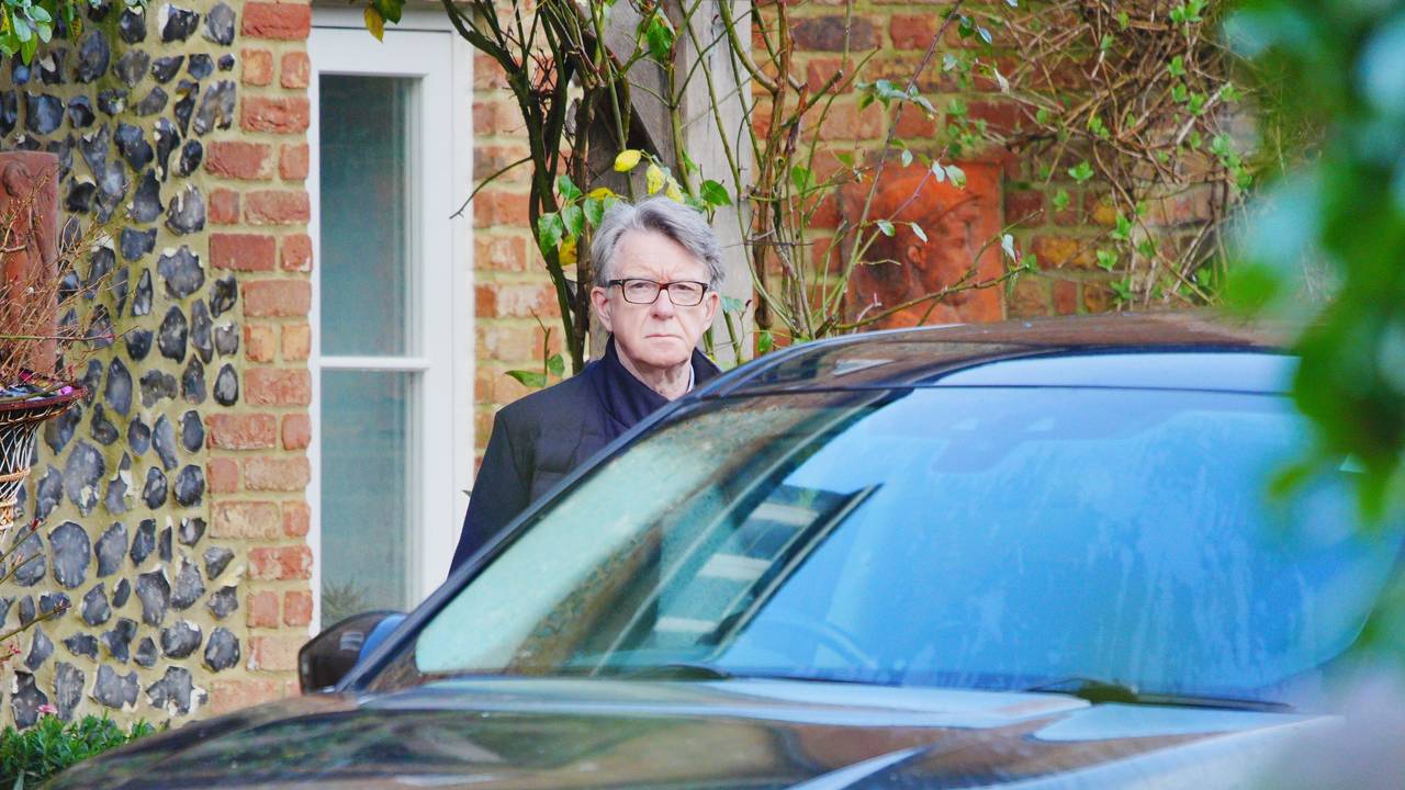Lord Peter Mandelson verlässt sein Haus. Im Zusammenhang mit der Epstein-Affäre wird gegen den früheren Minister wegen des Verdachts der Weitergabe von sensible Informationen an den US-Finanzier ermittelt.