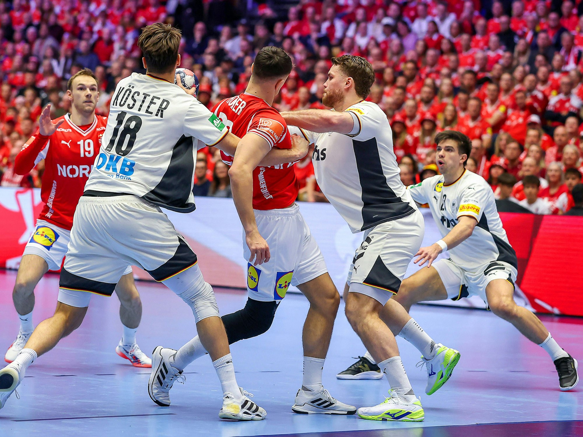 Spielszene beim EM-Finale im Handball zwischen Dänemark und Deutschland.