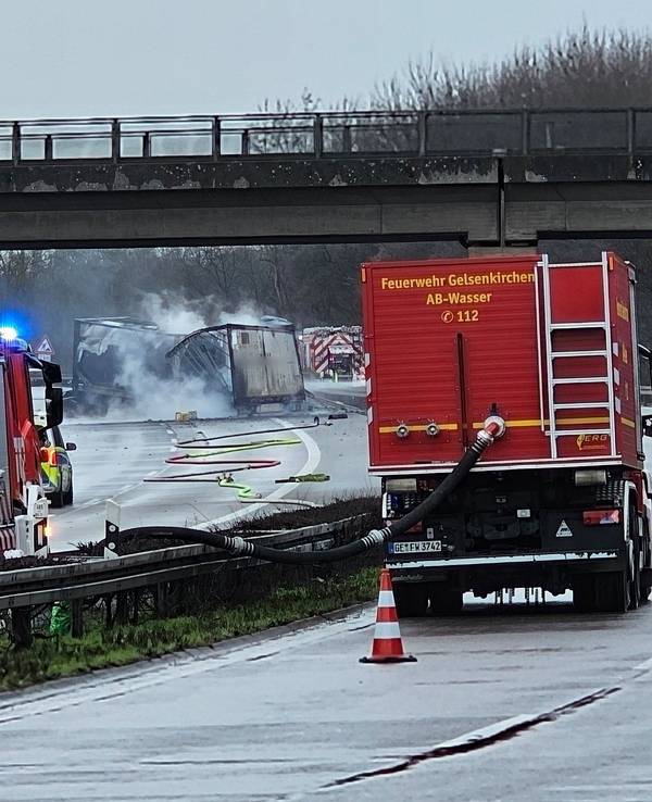 Ein brennender Lkw wird auf der Autobahn A2 nach einem schweren Unfall gelöscht. Zwei Lkw - darunter ein Gefahrguttransporter - seien in den Unfall verwickelt gewesen. Der Autobahn-Abschnitt soll in beiden Fahrtrichtungen bis Dienstagfrüh voll gesperrt bleiben, sagte eine Polizeisprecherin.