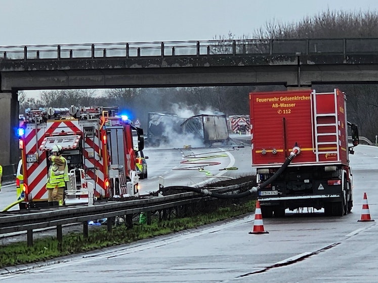 Ein brennender Lkw wird auf der Autobahn A2 nach einem schweren Unfall gelöscht. Zwei Lkw - darunter ein Gefahrguttransporter - seien in den Unfall verwickelt gewesen. Der Autobahn-Abschnitt soll in beiden Fahrtrichtungen bis Dienstagfrüh voll gesperrt bleiben, sagte eine Polizeisprecherin.