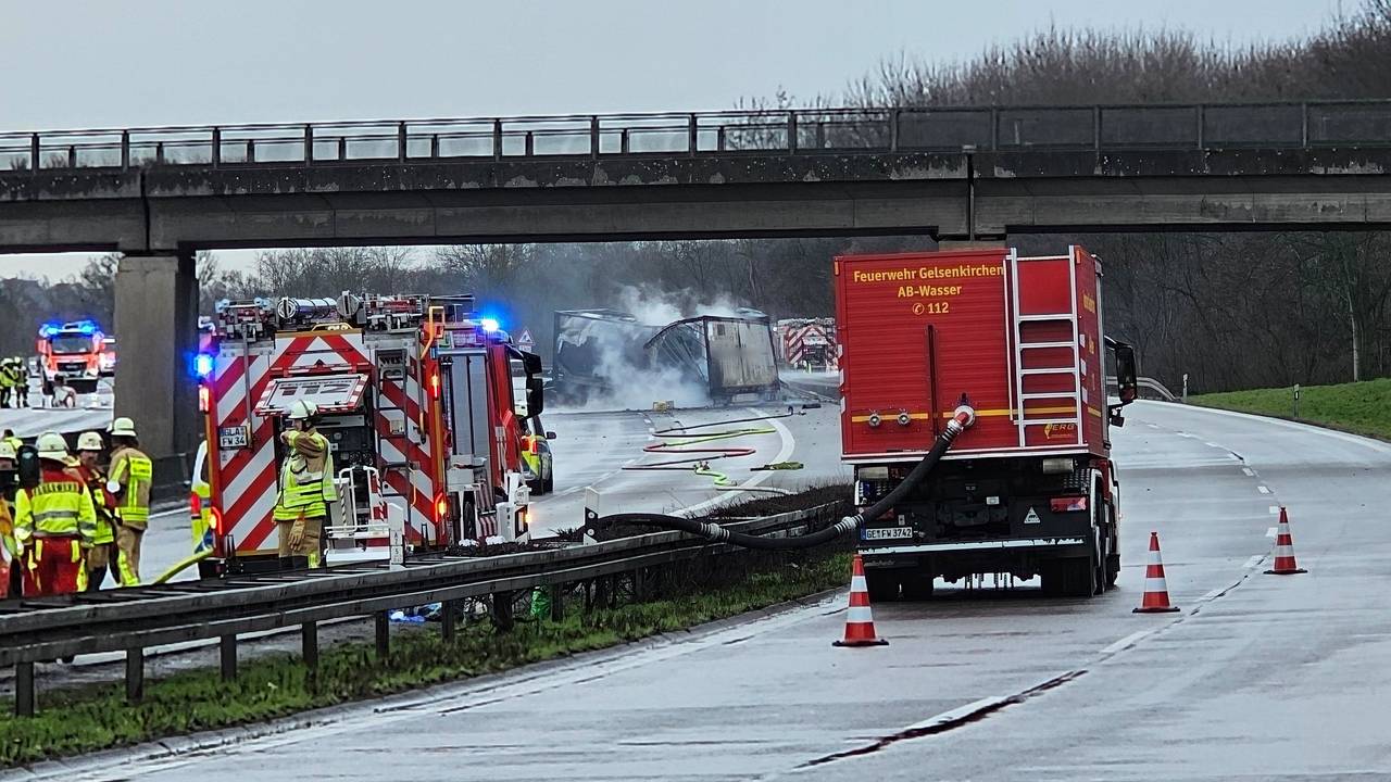 Ein brennender Lkw wird auf der Autobahn A2 nach einem schweren Unfall gelöscht. Zwei Lkw - darunter ein Gefahrguttransporter - seien in den Unfall verwickelt gewesen. Der Autobahn-Abschnitt soll in beiden Fahrtrichtungen bis Dienstagfrüh voll gesperrt bleiben, sagte eine Polizeisprecherin.