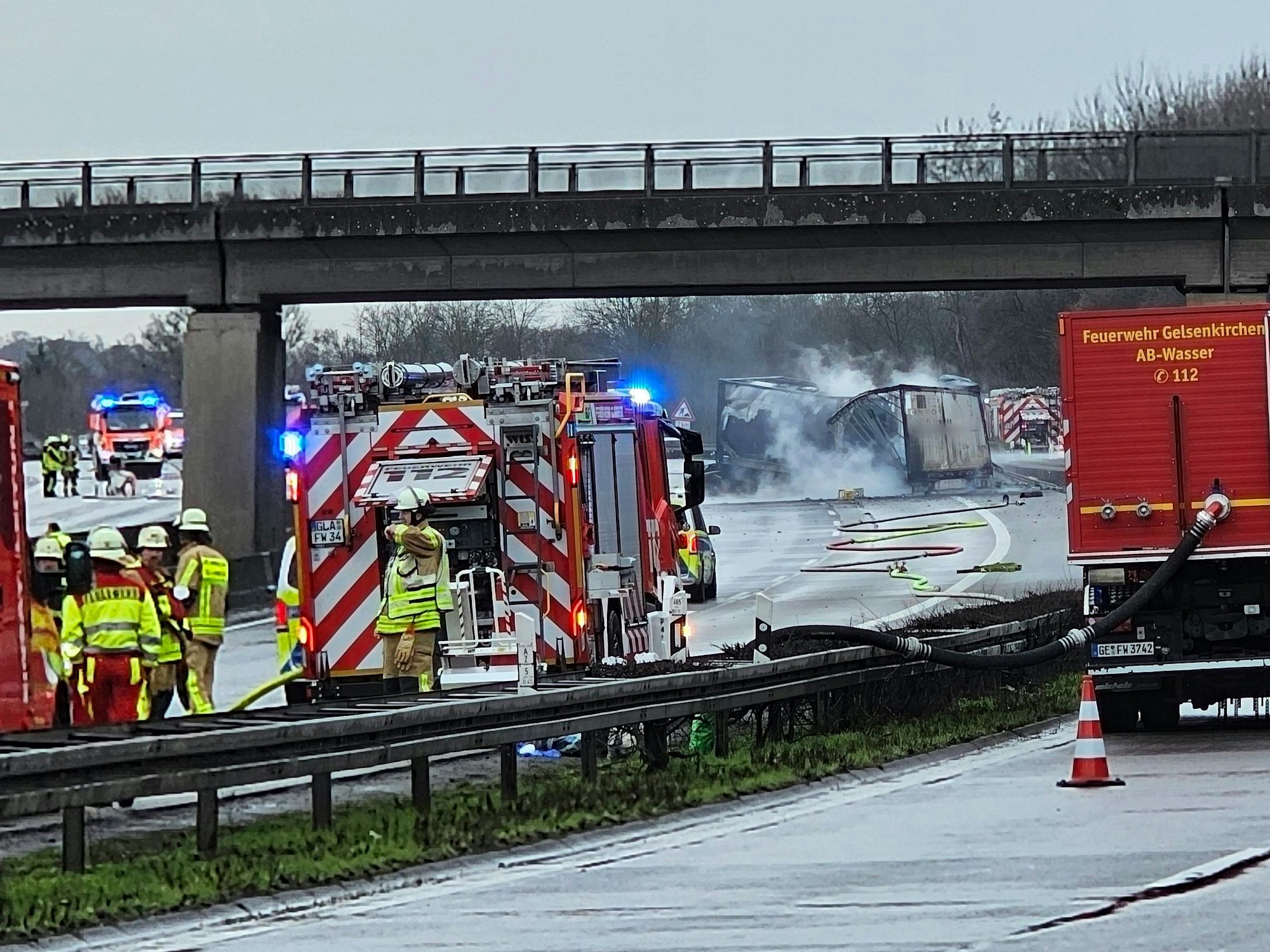 Ein brennender Lkw wird auf der Autobahn A2 nach einem schweren Unfall gelöscht. Zwei Lkw - darunter ein Gefahrguttransporter - seien in den Unfall verwickelt gewesen. Der Autobahn-Abschnitt soll in beiden Fahrtrichtungen bis Dienstagfrüh voll gesperrt bleiben, sagte eine Polizeisprecherin.