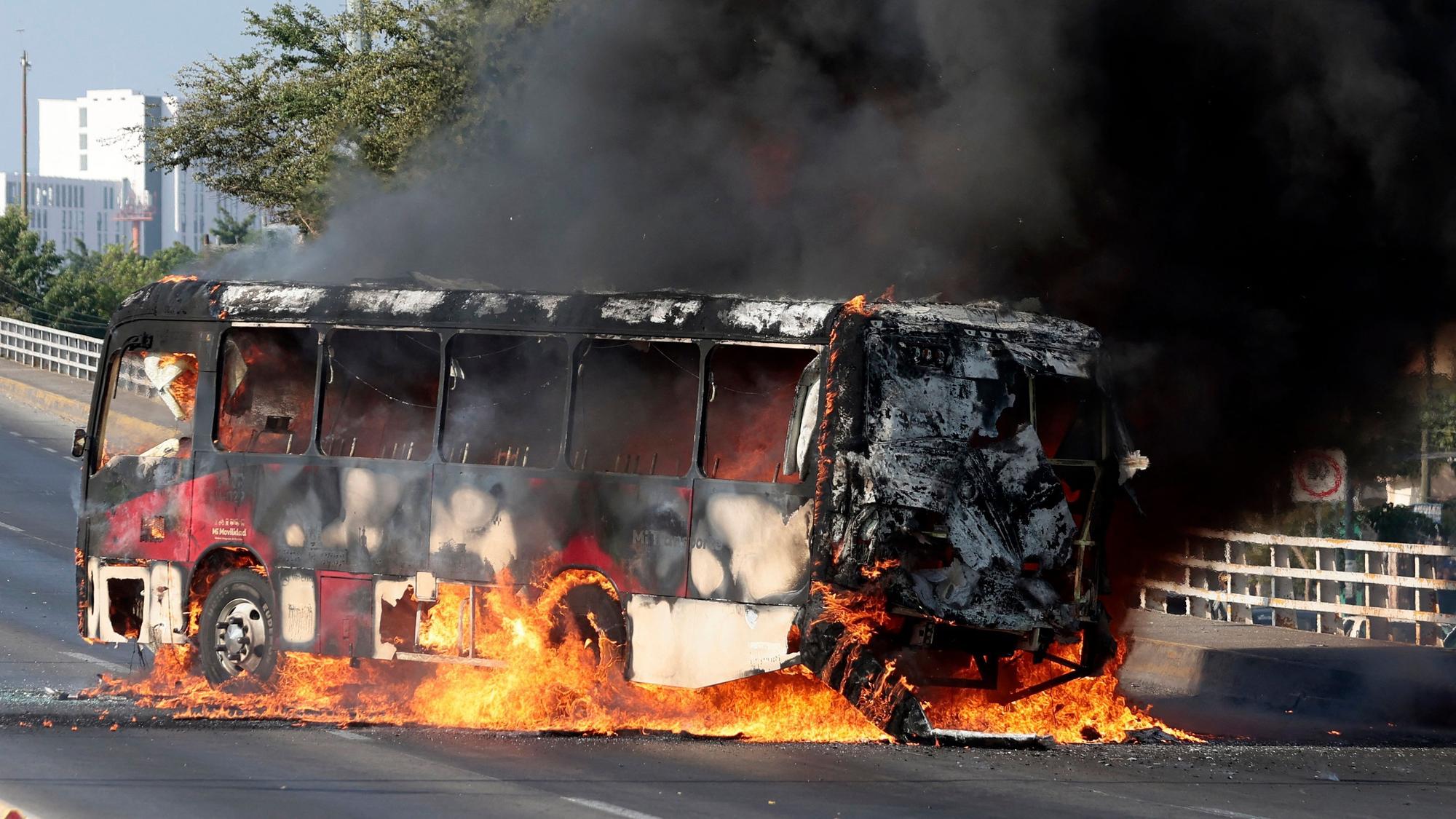 Ein brennender Bus in Mexiko.