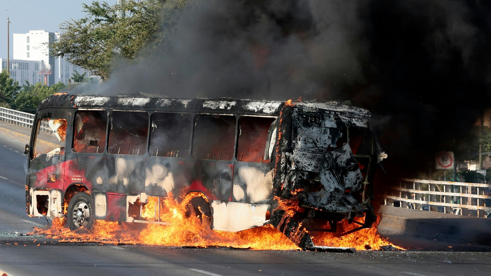 Ein brennender Bus in Mexiko.