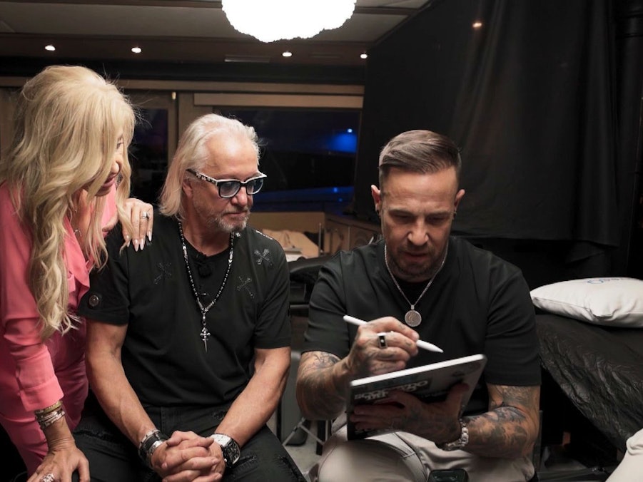 Robert Geiss betritt Neuland: Der 62-Jährige lässt sich spontan tätowieren. (Bild: RTLZWEI)