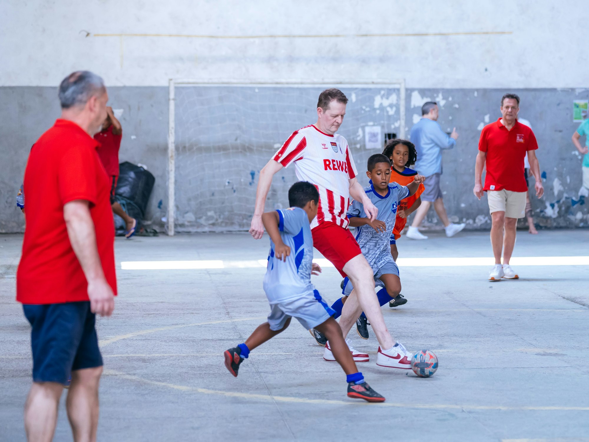 Boris Müller spielt Fußball mit brasilianischen Kindern.