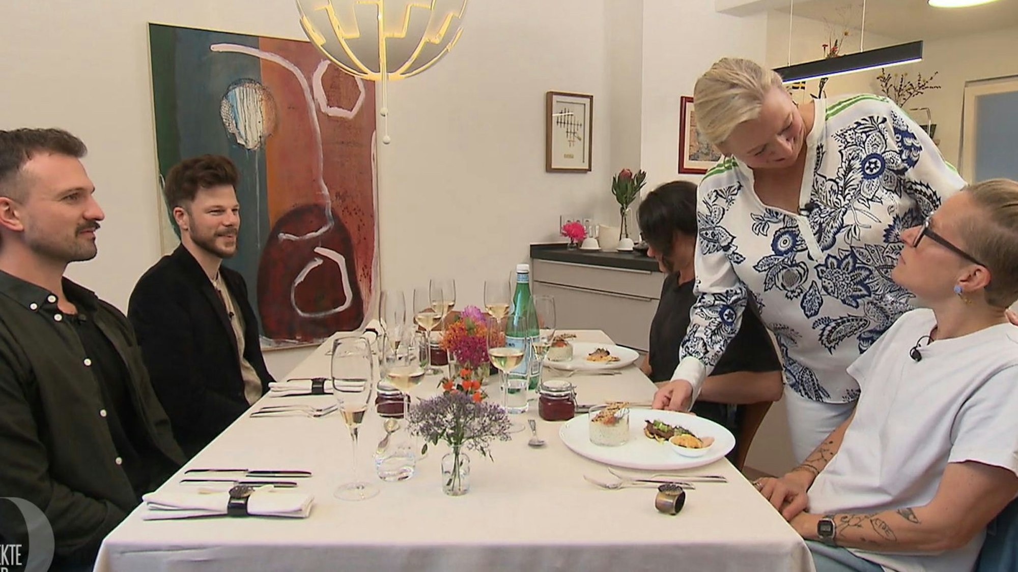 Zum Auftakt trifft sich die Hamburger „Dinner“-Runde bei Annika (58) in Groß Flottbek. (Bild: RTL)
