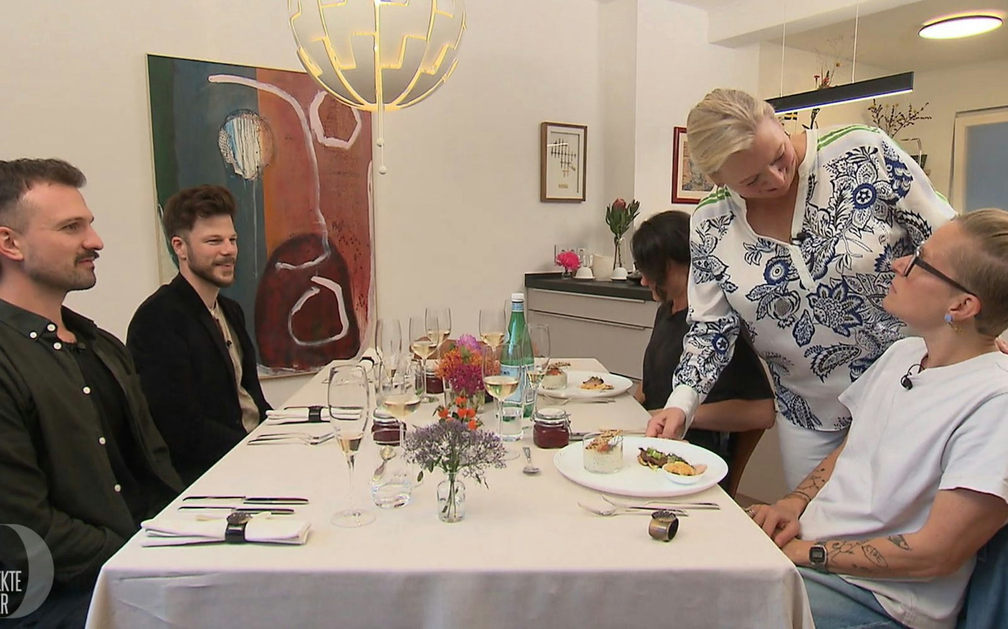 Zum Auftakt trifft sich die Hamburger „Dinner“-Runde bei Annika (58) in Groß Flottbek. (Bild: RTL)