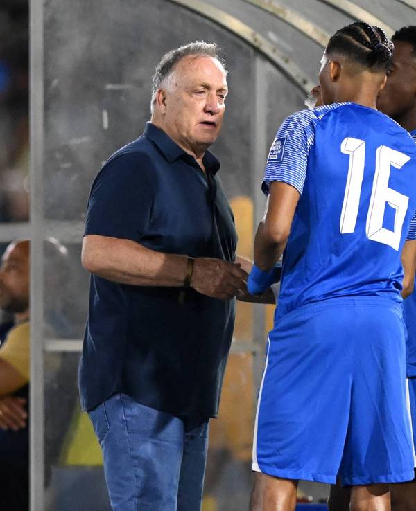 Dick Advocaat spricht am Spielfeldrand mit zwei Spielern.