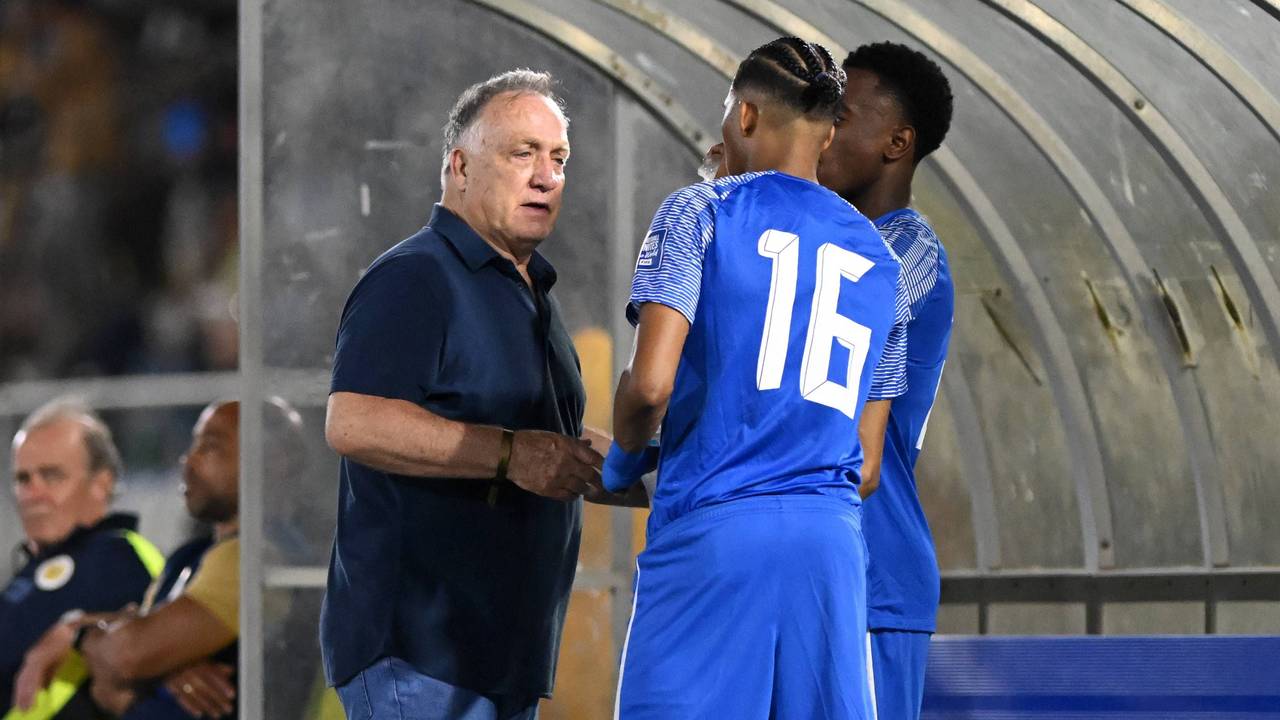 Dick Advocaat spricht am Spielfeldrand mit zwei Spielern.