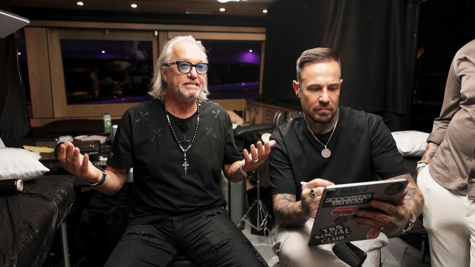 Bisher war der Millionär kein Fan von permanentem Körperschmuck. (Bild: RTLZWEI)