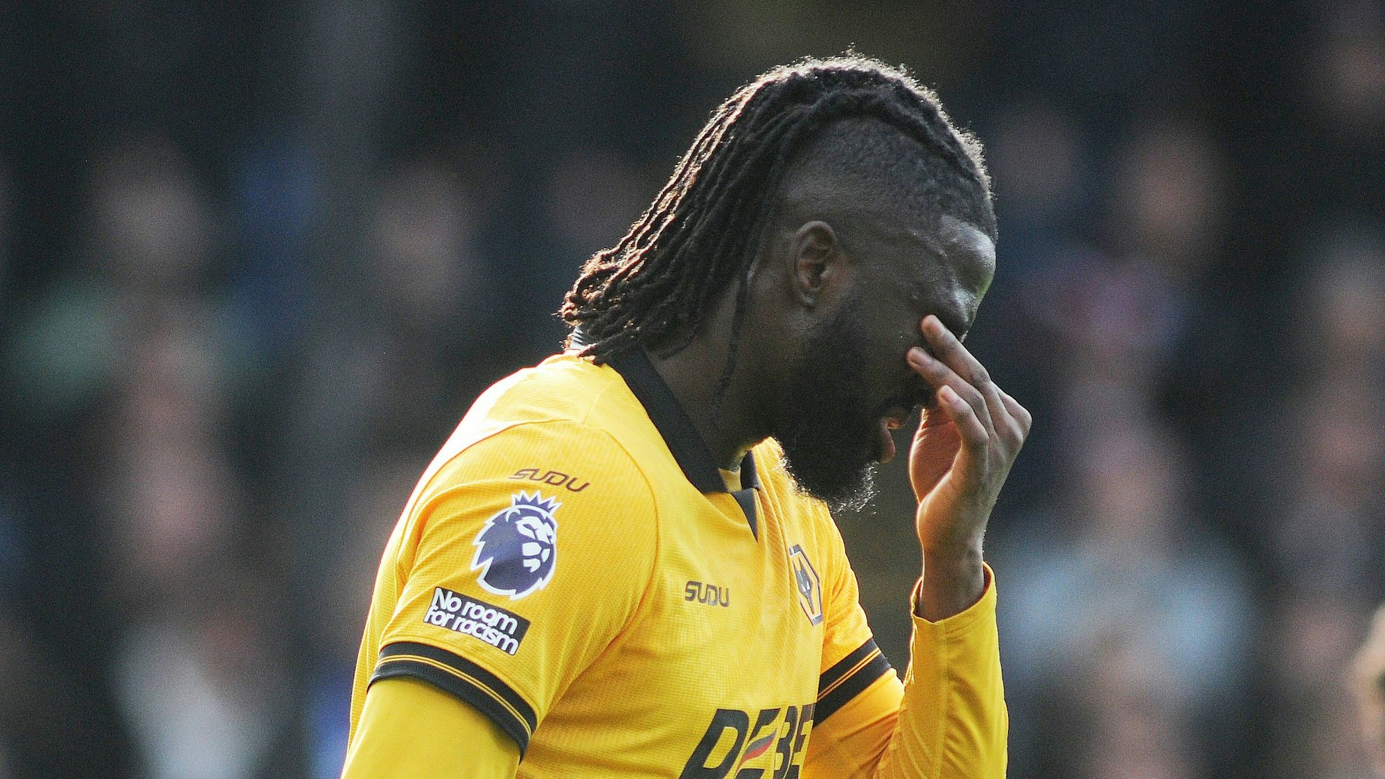 Tolu Arokodare ist nach einem verschossenen Elfmeter frustriert.