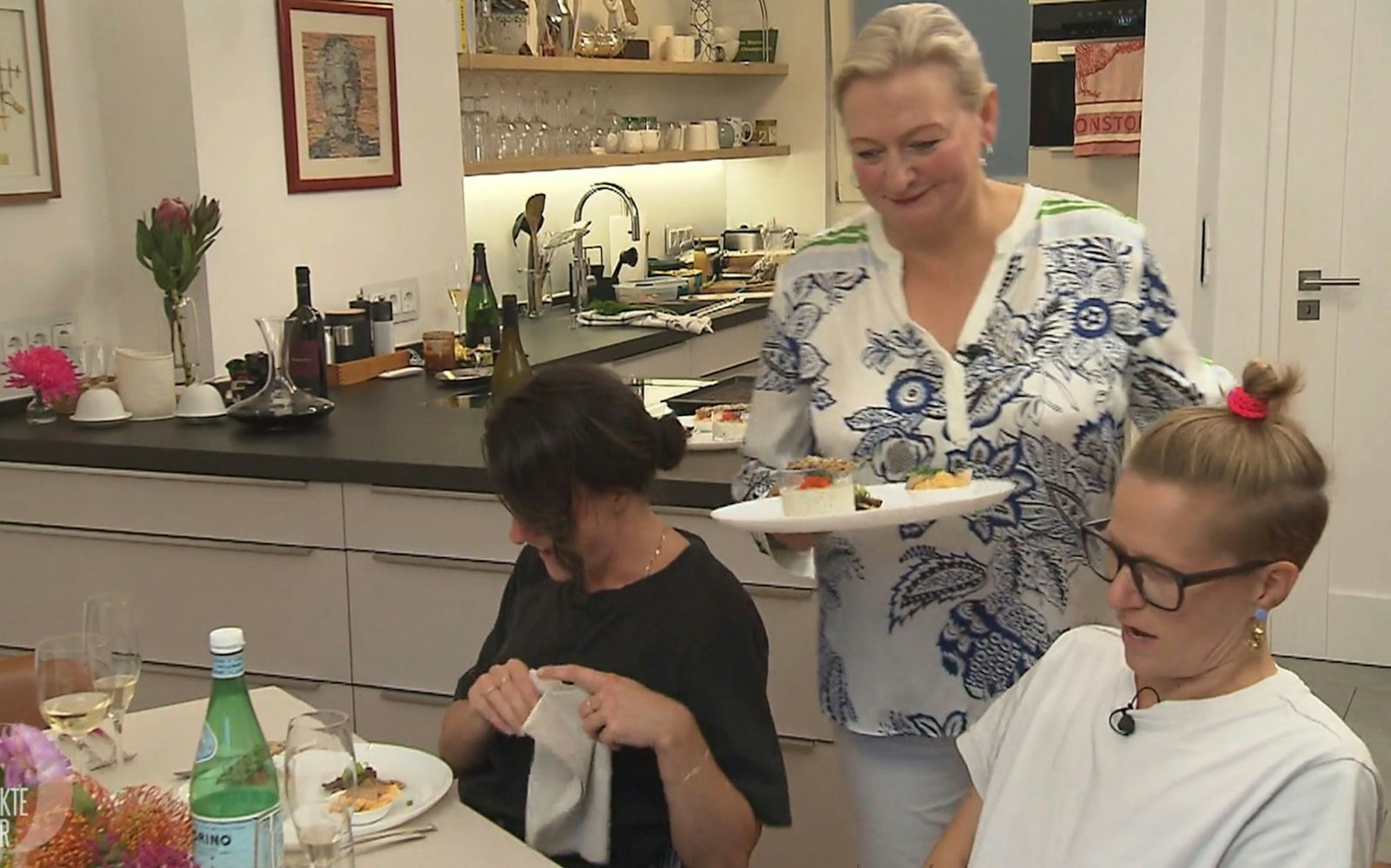 Annika serviert Katrin und Elli die Vorspeise. (Bild: RTL)