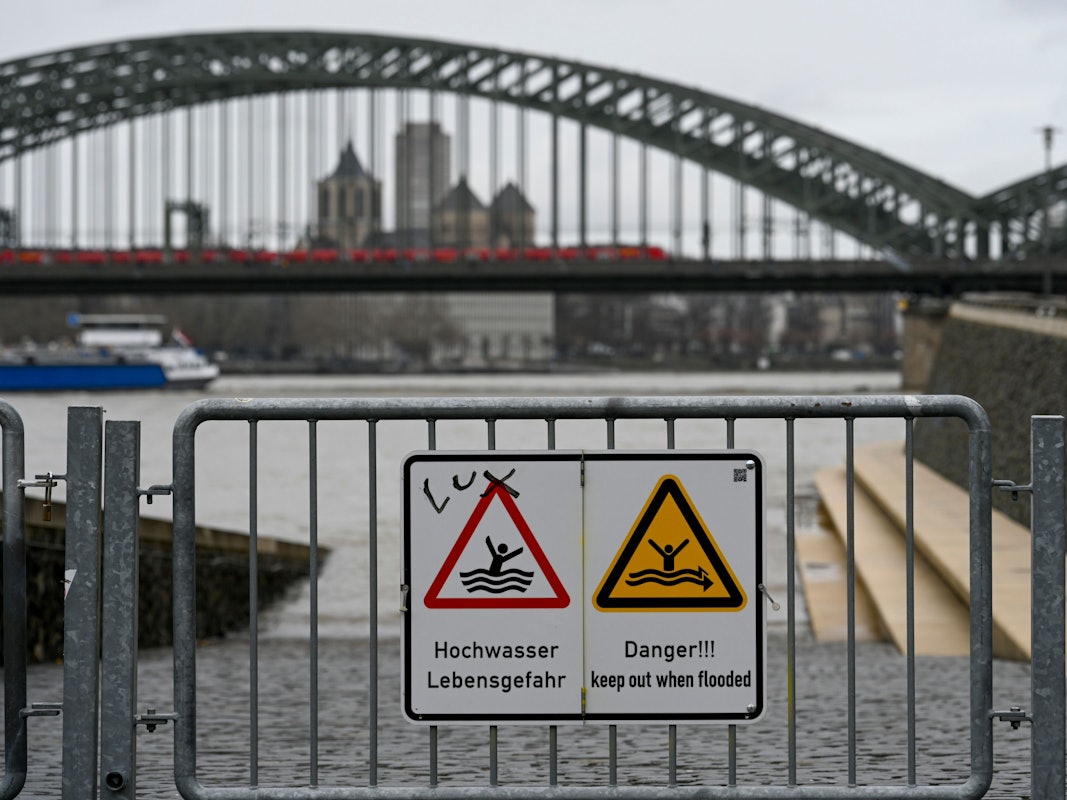 Der Rheinboulevard ist zum Teil überschwemmt. Der Rhein führt Hochwasser.