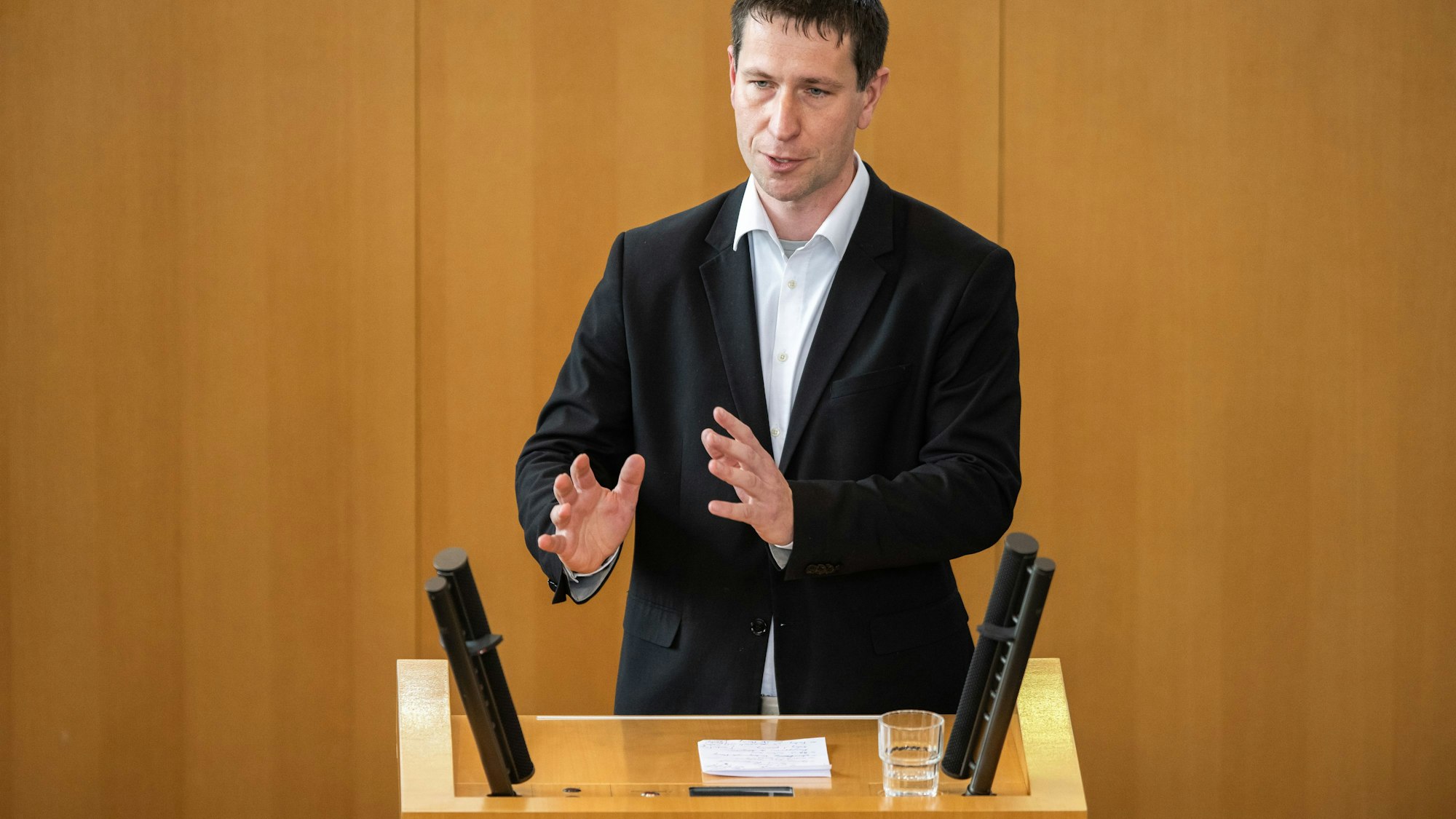 Markus Gleichmann spricht am Rednerpult