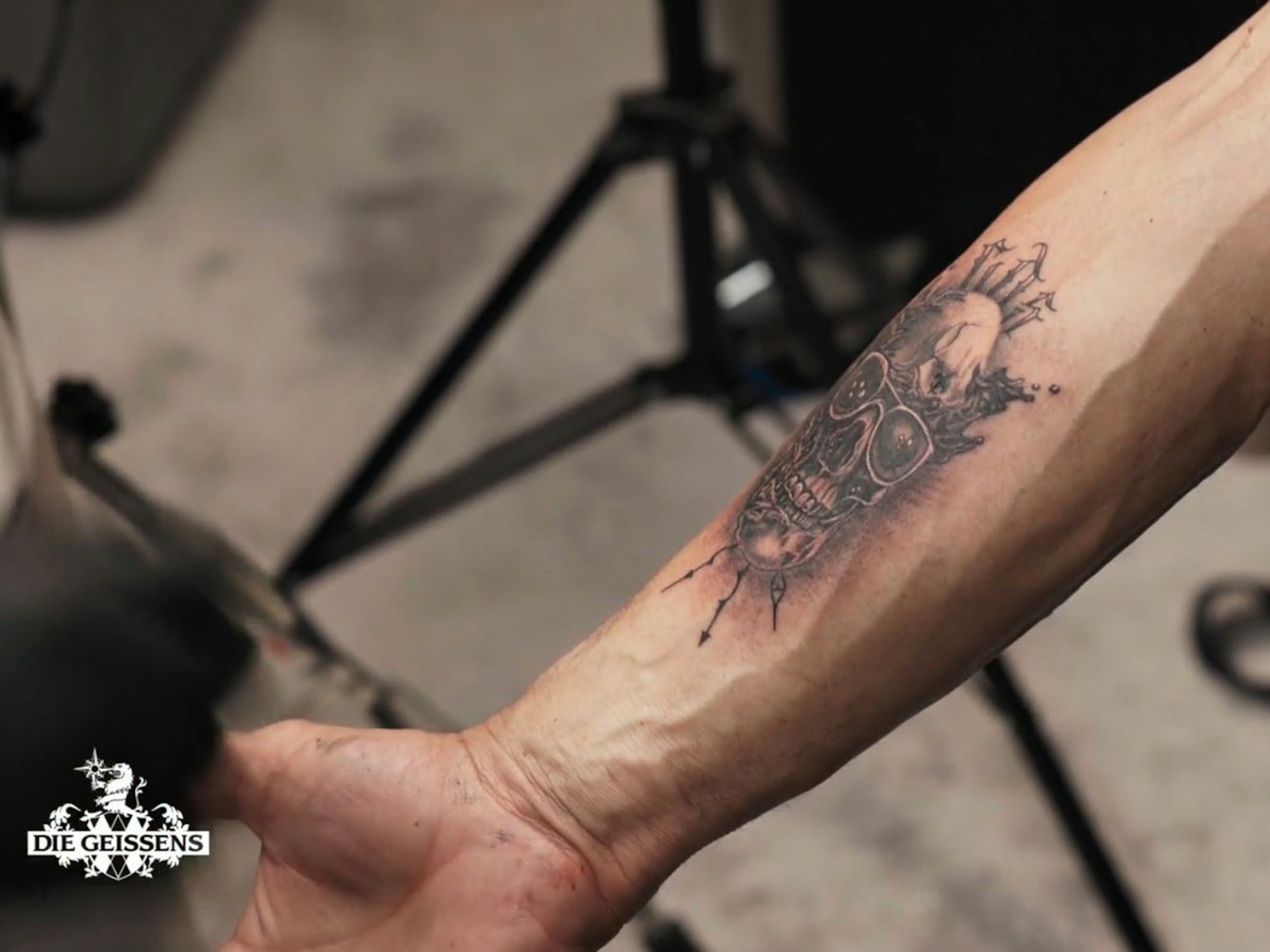 Ein Totenkopf mit den Initialen von Carmen, Davina und Shania ziert nun Roberts Unterarm. (Bild: RTLZWEI)