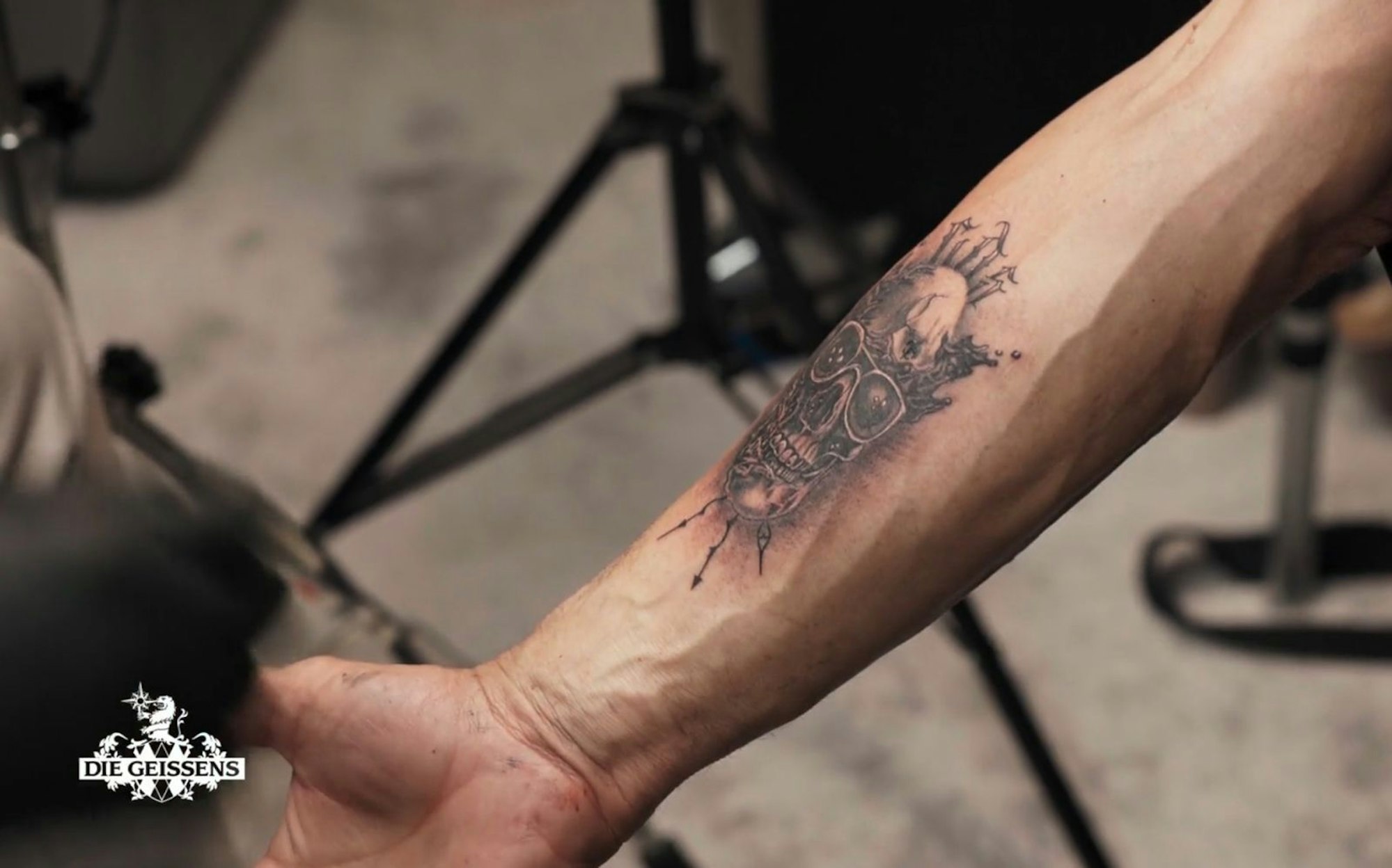 Ein Totenkopf mit den Initialen von Carmen, Davina und Shania ziert nun Roberts Unterarm. (Bild: RTLZWEI)