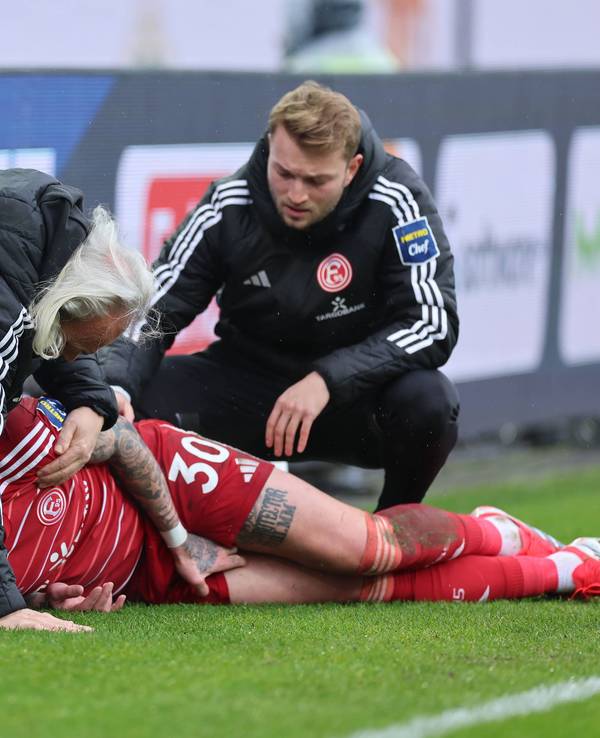 Jordy de Wijs wird von zwei Ärzten von Fortuna Düsseldorf am Seitenrand behandelt.