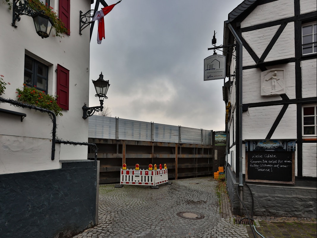Bei Hochwasser wird in Rodenkirchen das Hubtor hochgefahren. Zudem wird auf dem Hubtor ein Hochwasserschutz errichtet.