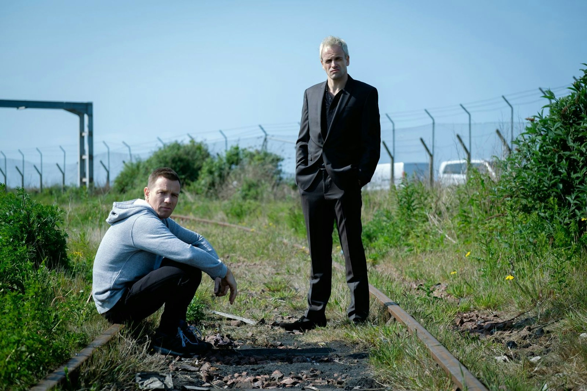 2017 schlüpfte McGregor (Bild, links, mit Jonny Lee Miller) erneut in seine Kultrolle: In der Fortsetzung „T2 Trainspotting“ kehrt er als Renton zurück. (Bild: Sony)